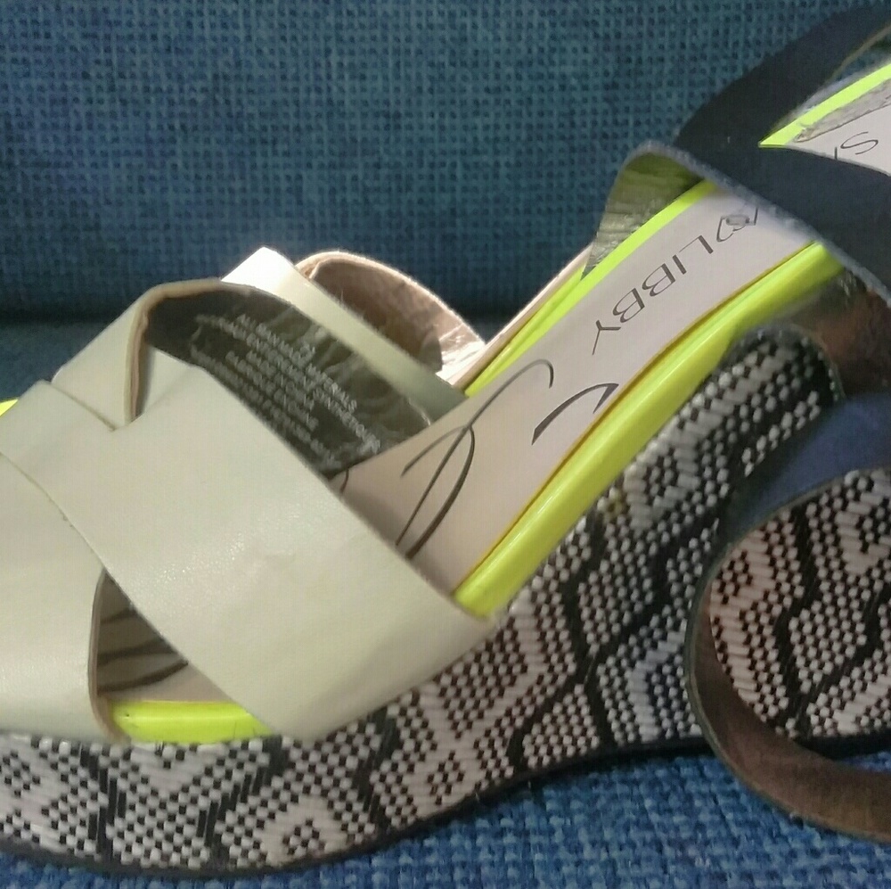 ๐๐ Super cute Wedge. - Picture 2 of 3